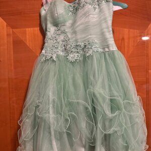 green dress ruffle for nice occasion